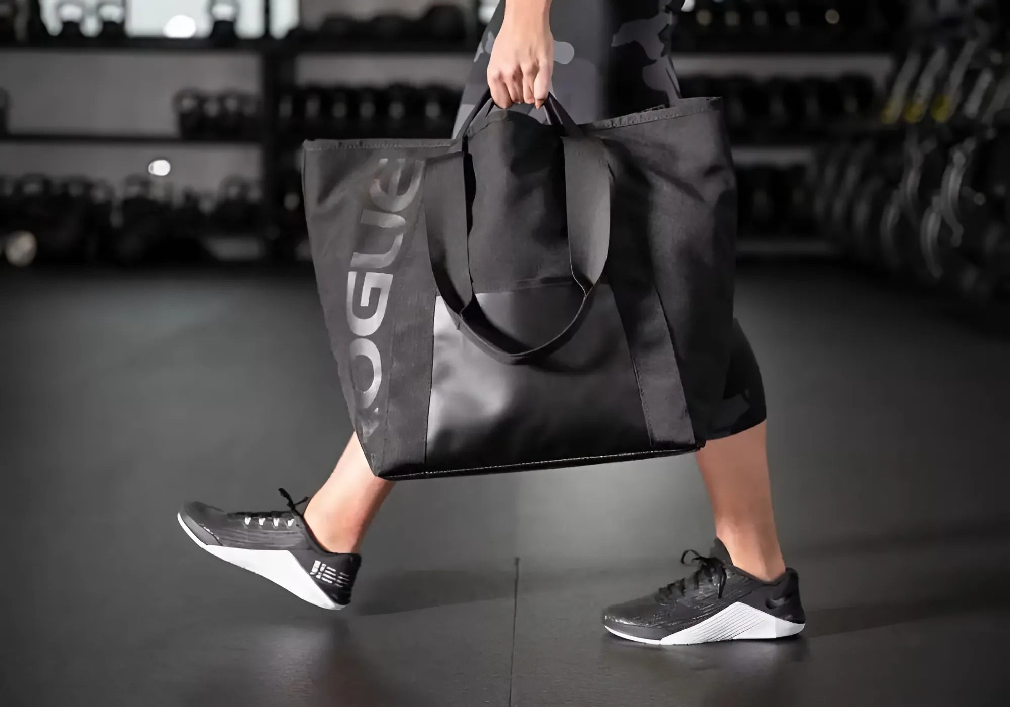 Chiếc túi tote nam đồng hành cùng họ từ văn phòng đến phòng tập