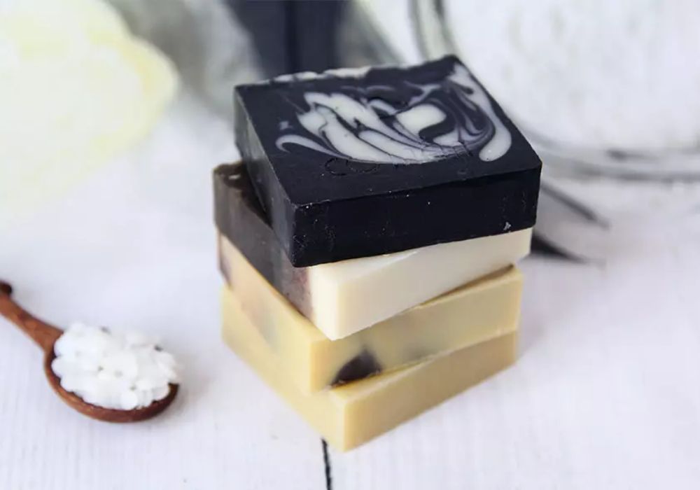 Hãy đặt xà bông tắm trên khay có rãnh thoát nước tốt