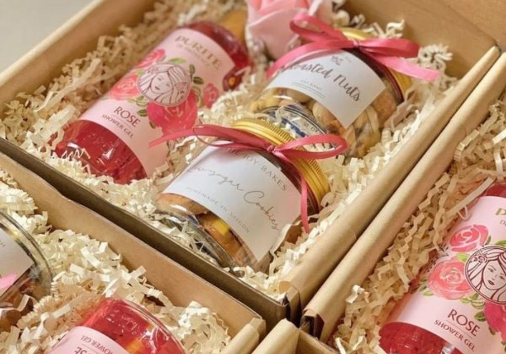 Hãy xác định một mức chi phí hợp lý cho mỗi set quà tặng doanh nghiệp
